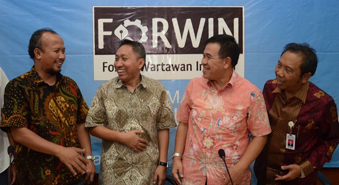 BERBINCANG - Dirjen Industri Kimia, Tekstil dan Aneka, Kementerian Perindustrian, Harjanto berbincang-bincang dengan Ketua Harian YLKI Tulus Abadi (kiri) disaksikan Direktur Sales &Marketing PT Pertamina Lubricants Andrea Nusa dan Direktur Industri Kimia Hilir Teddy Caster Sianturi sebelum melakukan FGD Forwin dengan tema “SNI Wajib Pelumas untuk Perlindungan Konsumen” di Kementerian Perindustrian Jakarta, 24 Juni 2016.-ist/tubasmedia.com