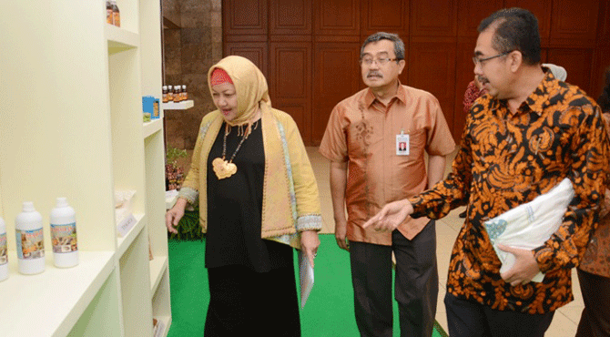 MENGAMATI - Dirjen IKM Euis Saedah (kiri) bersama Sekjen Kemenperin Syarif Hidayat (tengah) dan Direktur IKM Pangan, Barang dari Kayu dan Furnitur, Sudarto (kanan) mengamati pupuk cair Marolis yang digunakan untuk sarana teknologi pertanian pada FGD "Pembangunan Desa Industri Mandiri" di Kementerian Perindustrian, Jakarta 16 Juni 2016.(ist/tubasmedia.com)