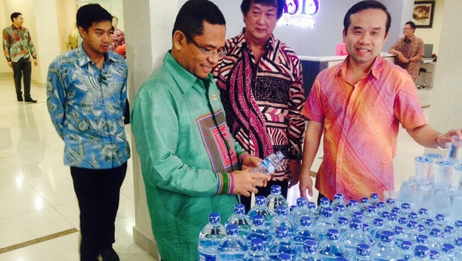 BERTUMBUH - Menteri Perindustrian ketika berkunjung ke PT Oasis Waters International di Jakarta. Menperin mengatakan kinerja industri makanan minuman terus tumbuh dan sepanjang triwulan I 2016 naik sebesar 7,55 persen. –ist/tubasmedia.com