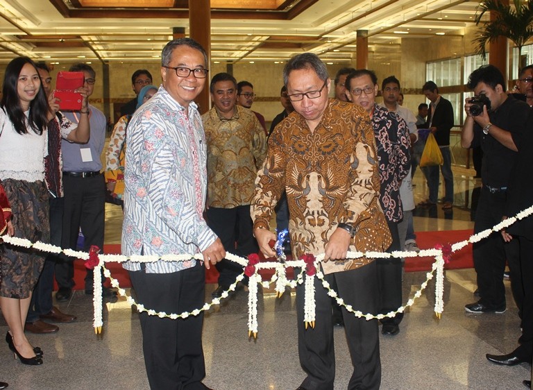 PERESMIAN - Direktur Jenderal Industri Kimia, Tekstil, dan Aneka (IKTA) Kementerian Perindustrian Harjanto (kanan) bersama Ketua Umum Asosiasi Pertekstilan Indonesia (API) Ade Sudrajat memotong rangkaian melati sebagai tanda peresmian pembukaan Intex Show 2016 di Jakarta Convention Center, Jakarta 8 Juni 2016. (tubasmedia.com/istimewa)