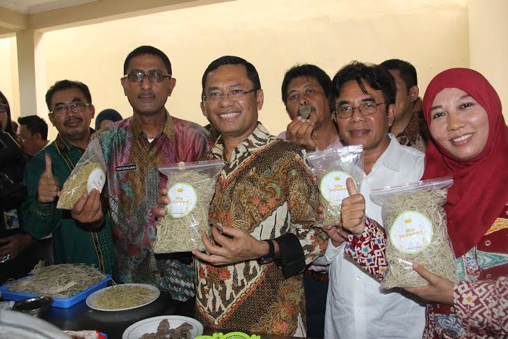 Menteri Perindustrian Saleh Husin bersama Direktur Jenderal Industri Agro Kemenperin Panggah Susanto, Kepala Dinas Perindustrian dan Perdagangan Provinsi Sulawesi Selatan Hadi Basalamah, Direktur Industri Kecil Menengah Pangan, Barang dari Kayu dan Furnitur Kemenperin Sudarto dan Manajer Koperasi Serikat Pekerja Merdeka Indonesia (Kospermindo) Samilah menunjukkan mie rumput laut (mie seaweed) yang telah dikemas dan siap dipasarkan, produksi Kospermindo di sentra industri pengolahan rumput laut di Makassar, Sabtu, 4 Juni 2016. (tubasmedia.com/istimewa)