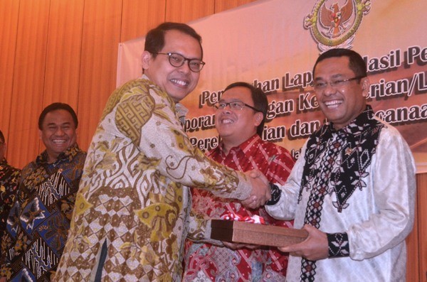 Menteri Perindustrian Saleh Husin berfoto bersama dengan para penerima piagam opini Wajar Tanpa Pengecualian (WTP) dari Badan Pemeriksa Keuangan (BPK) pada 