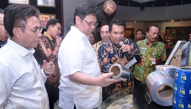 PLASTIK KEMASAN - Menteri Perindustrian Airlangga Hartarto didampingi Dirjen Industri Agro Kemenperin Panggah Susanto (kiri) memperhatikan plastik kemasan produk berhologram produksi Pura Group disaksikan Presiden Direktur Pura Group Yohanes Moeljono (keempat kanan) ketika mengunjungi Showroom Pura Group di Kudus, Jawa Tengah, 19 Agustus 2016. –tubasmedia.com/ist