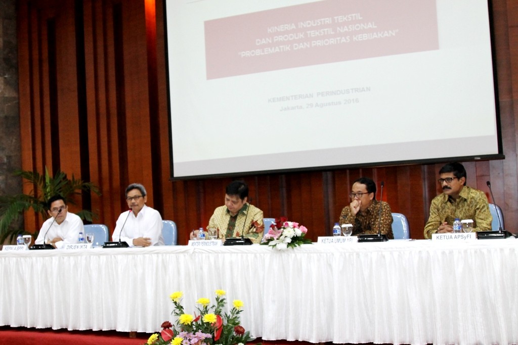 Menteri Perindustrian Airlangga Hartarto bersama (dari kir) Kepala Badan Penelitian dan Pengembangan Industri (BPPI) Kemenperin Haris Munandar, Dirjen Industri Kimia, Tekstil, dan Aneka (IKTA) Kemenperin Achmad Sigit Dwiwahjono, Ketua Umum Asosiasi Pertekstilan Indonesia (API) Ade Sudrajat, serta Ketua Asosiasi Produsen  Syntetic Fiber Indonesia (APSyFI) Ravi Shankar menjadi narasumber pada acara Breakfast Meeting tentang Kinerja Sektor Industri Tekstil dan Produk Tekstil Nasional di Kementerian Perindustrian Jakarta, 29 Agustus 2016.