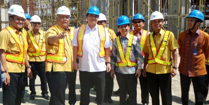 PUPUK - Menteri Perindustrian Airlangga Hartarto didampingi Dirjen Industri Kimia, Tekstil, dan Aneka (IKTA) Kemenperin Achmad Sigit Dwiwahjono bersama Direktur Utama PT Pupuk Indonesia (Persero) Aas Asikin Idat dan Direktur Utama PT Petrokimia Gresik Nugroho Christijanto meninjau pembangunan Fasilitas Produksi Amoniak dan Urea (Amorea) II PT Petrokimia Gresik di Gresik, Jawa Timur, 4 Agustus 2016.-tubasmedia.com/ist