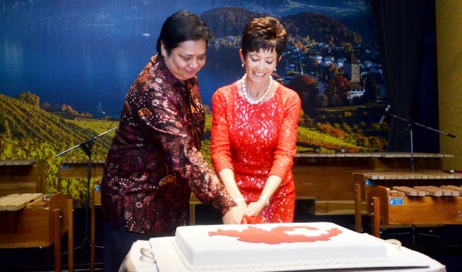 POTONG KUE - Menteri Perindustrian Airlangga Hartarto bersama Duta Besar Swiss untuk Indonesia HE Mrs Yvonne Baumann memotong kue tanda Perayaan Hari Kemerdekaan ke-725 Swiss di Jakarta, 1 Agustus 2016. Menperin meyakini kerjasama ekonomi kedua negara semakin kuat karena Pemerintah Swiss akan memberikan dukungan dan bantuan untuk Indonesia khususnya di sektor industri seperti pengembangan daya saing industri kecil dan menengah, industri agro, dan pelaksanaan pendidikan vokasi.-tubasmedia.com/ist