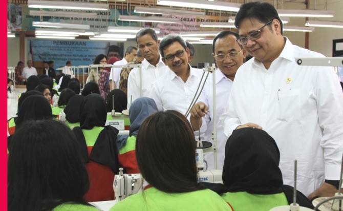 BERBINCANG - Menteri Perindustrian Airlangga Hartarto bersama Direktur Jenderal Industri Kimia, Tekstil, dan Aneka Achmad Sigit Dwiwahjono dan Kepala Pusdiklat Kementerian Perindustrian Mujiyono berbincang dengan peserta diklat operator mesin industri garmen angkatan 35, 36, 37 tahun 2016 di Balai Diklat Industri Jakarta, Jakarta Timur. 22 Agustus 2016.-tubasmedia.com/ist