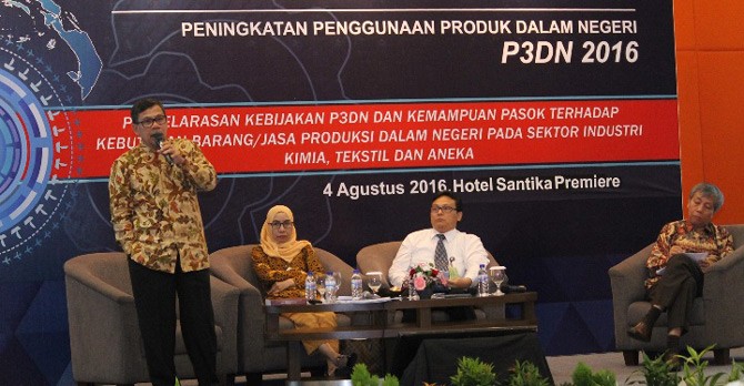 P3DN- Staf Ahli Menteri Perindustrian, bidang Peningkatan Penggunaan Produk Dalam Negeri (P3DN), Dharma Budhi menyampaikan paparannya dalam diskusi panel pada acara Business Matching bersama Kasubdit Iklim Usaha LKPP Zulhenny dan Kasubditwas industri dan Distribusi BPKP Kwinhatmaka dengan Moderator, Setio Hartono, Surabaya, 4 Agustus 2016.-tubasmedia.com/ist
