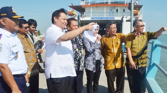 MENINJAU PELABUHAN - Menteri Perindustrian Airlangga Hartarto didampingi Dirjen Pengembangan Perwilayahan Industri (PPI) Kemenperin Imam Haryono (kedua kanan) bersama Bupati Kendal Mirna Annisa (ketiga kanan) dan Direktur Kawasan Industri Kendal (KIK) Hyanto Wihadhi (kanan) meninjau pelabuhan Kendal disaksikan anggota Komisi VI DPR RI Abdul Wachid (keempat kanan) dan Kepala Dinas Perhubungan Kabupaten Kendal Subarso (kiri) di Kendal, Jawa Tengah, 19 Agustus 2016. –tubasmedia.com/ist
