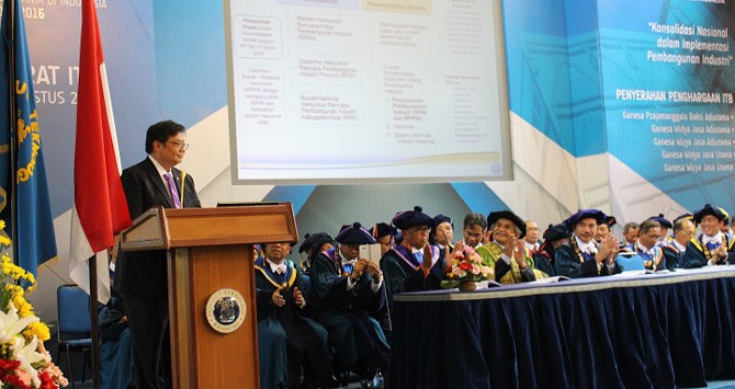  ORASI ILMIAH - Menteri Perindustrian Airlangga Hartarto memberikan orasi ilmiah “Konsolidasi Nasional dalam Implementasi Pembangunan Industri” Peringatan 96 Tahun Pendidikan Tinggi Teknik di Indonesia di kampus ITB, Bandung 20 Agustus 2016. –tubasmedia.com/ist 