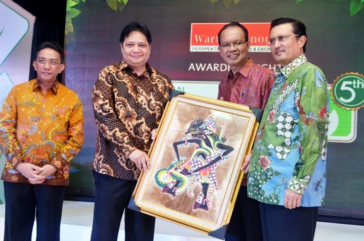 Menteri Perindustrian Airlangga Hartarto menerima cendera mata yang diserahkan Pemimpin Redaksi Warta Ekonomi Muhamad Ihsan disaksikan Pendiri Warta Ekonomi Fadel Muhammad serta Dirjen Pengendalian Pencemaran dan Kerusakan Lingkungan, Kementerian Lingkungan Hidup dan Kehutanan M.R. Karliansyah pada acara Malam Penganugerahan Social Business Innovation Award & Green CEO Award 2016 di Jakarta, 25 Agustus 2016.