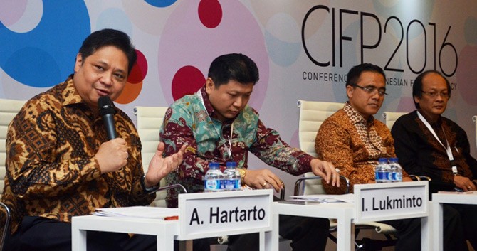 PEMAPARAN - Menteri Perindustrian Airlangga Hartarto memberikan pemaparan mengenai program dan kebijakan Kementerian Perindustrian dalam meningkatkan daya saing industri nasional menghadapi pasar bebas pada acara Conference on Indonesian Foreign Policy (CIFP) 2016 dengan tema The Asian Economic Community: Are We Ready? How Can We Better Compete and Excel in the AEC/MEA? di Jakarta, 17 September 2016.-tubasmedia.com/ist