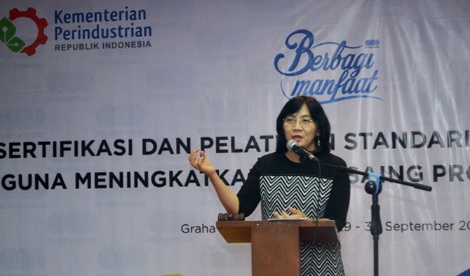 Sambutan - Dirjen Industri Kecil dan Menengah (IKM) Kemenperin Gati Wibawaningsih memberikan sambutan pada acara Sertifikasi dan Pelatihan Standarisasi Produk IKM Guna Meningkatkan Daya Saing Produk Indonesia di Jakarta, 29 September 2016. Gati menegaskan, kegiatan ini merupakan bentuk sinergitas dan langkah strategis Kementerian Perindustrian bersama PT Sucofindo (Perser0) dalam upaya meningkatkan daya saing IKM di pasar dalam dan luar negeri dengan memberikan dukungan berupa pelatihan, pendampingan serta bimbingan teknis guna mempersiapkan sertifikasi produknya. (tubasmedia.com/ist)