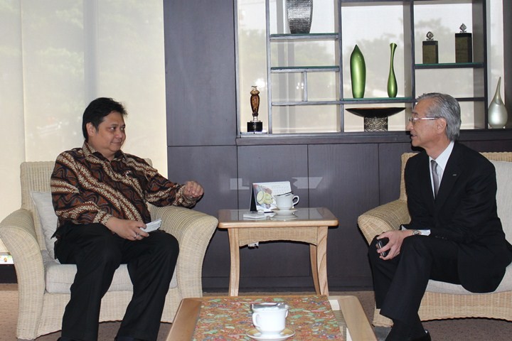 Menteri Perindustrian Airlangga Hartarto berbincang dengan President Director IHI Corporation Japan Mr. Tsugio Mitsuoka di Kementerian Perindustrian, 9 September 2016. Pada pertemuan tersebut, Menperin akan mendorong pengembangan gasifikasi dari batu bara menjadi gas sintetis.
