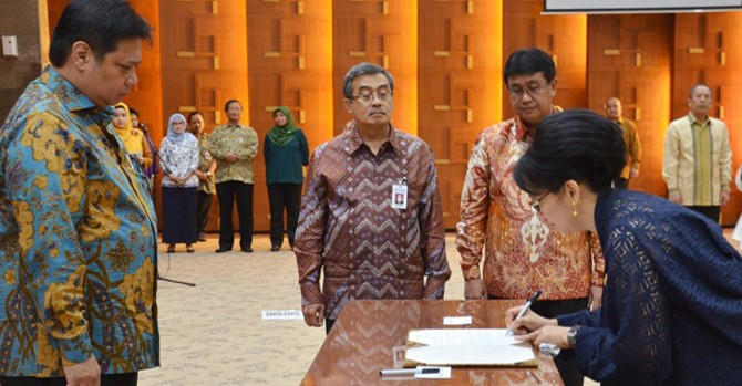  MENYAKSIKAN- Menteri Perindustrian Airlangga Hartarto beserta Sekretaris Jenderal Syarif Hidayat dan Inspektur Jenderal Soerjono menyaksikan Direktur Jenderal IKM, Kementerian Perindustrian Gati Wibawaningsih menandatangani Berita Acara Pelantikan di Kementerian Perindustrian, Jakarta, 14 September 2016.-tubasmedia.com/ist 