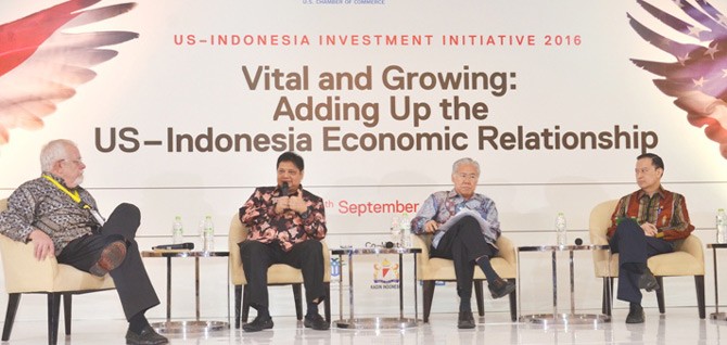 BERDISKUSI - Menteri Perindustrian Airlangga Hartarto berdiskusi dalam US-Indonesia Investment Summit di Hotel Mandarin Oriental, Jakarta, 15 September 2016. Dalam kesempatan tersebut Menteri Perindustrian Airlangga Hartarto menginformasikan peluang investasi di empat kawasan industri prospektif yang dipriotitaskan pengembangannya, yaitu Kawasan Industri Dumai (industri pengolahan kelapa sawit), Kawasan Industri Java Integrated Industrial and Ports Estate (JIIPE), Kawasan Industri Kendal (industri fesyen), dan Kawasan Industri Kaltim (industri hilirisasi migas).-tubasmedia.com/ist
