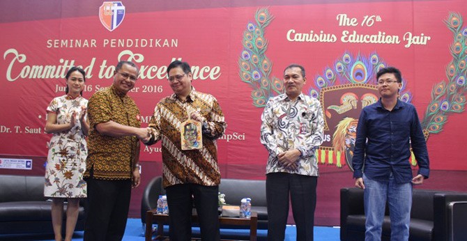 Menteri Perindustrian Airlangga Hartarto bersama (dari kanan) Wakil Ketua Komisi Pemberantasan Korupsi (KPK) Thony Saut Situmorang, Co Founder Traveloka Derianto Kusuma, dan Putri Indonesia Intelejensia 2011 Annisa Putri Ayudya menerima cenderamata dari Kepala Sekolah SMA Kanisius Jakarta Drs Eduard C. Ratu Dopo usai menjadi pembicara dalam acara Seminar Pendidikan The 16th Canisius Education Fair di SMA Kanisius, Jakarta 16 September 2016. –tubasmedia.com/ist