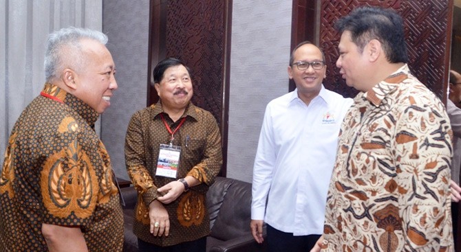 BERBINCANG - Menteri Perindustrian Airlangga Hartarto berbincang (dari kedua kanan) Ketua Umum Kadin Indonesia Rosan P. Roeslani, Wakil Ketua Umum Kadin Indonesia Bidang Perindustrian Johny Darmawan, dan Wakil Ketua Umum Kadin Indonesia Bidang Perdagangan Benny Soetrisno sebelum memberikan keynote speech pada Rapat Koordinasi Nasional Bidang Perindustrian dan Perdagangan Kadin Indonesia dengan tema Pengembangan Industri Berbasis Sumber Daya Alam untuk Meningkatkan Daya Saing Industri dan Perdagangan Global di Jakarta, 20 September 2016.-tubasmedia.com/ist
