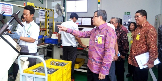 MENINJAU - Sekretaris Jenderal Kementerian Perindustrian Syarif Hidayat didampingi Direktur Industri Elektronika dan Telematika Kemenperin Achmad Rodjih Almanshoer meninjau proses produksi motor mesin pompa air seusai Perayaan Pencapaian Produksi 25 Juta Unit Pompa Air PT. Panasonic Manufacturing Indonesia di Jakarta, 6 September 2016. –tubasmedia.com/ist
