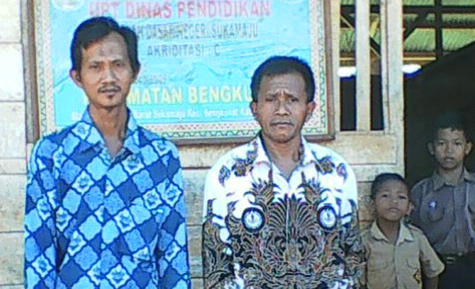 Rohmat dan Sutadi, guru SDN Filial Sukamaju –tubasmedia.com/agustiawan
