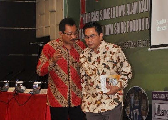 Kepala Badan Penelitian dan Pengembangan Industri (BPPI) Kemenperin Haris Munandar berbincang dengan Kepala Balai Riset dan Standardisasi Industri Pontianak, Heronimus Judi Tjahjono seusai Seminar Nasional dengan tema "Hilirisasi Industri Sumber Daya Alam Kalimantan Barat untuk Meningkatkan Daya Saing Produk Pangan dan Kosmetika" di Pontianak, Kalimantan Barat, 8 September 2016.