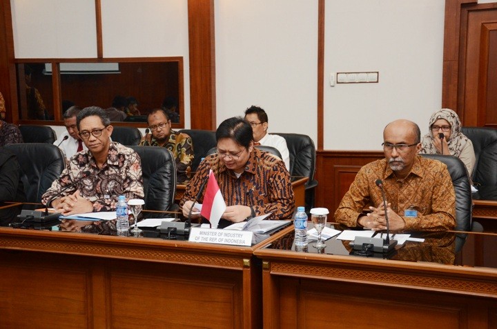 SAMBUTAN - Menteri Perindustrian Airlangga Hartarto didampingi Dirjen Industri Logam, Mesin , Alat Transportasi dan Elektronika Kemenperin I Gusti Putu Suryawirawan (kiri) dan Presiden Indonesian Aircraft and Component Manufacturer Association (INACOM) Andi Alisjahbana (kanan) memberikan sambutan pada pertemuan dengan Pemerintah Bavaria Jerman di Kementerian Perindustrian, 18 Oktober 2016. (tubasmedia.com/ist)