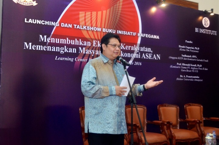 SAMBUTAN - Menteri Perindustrian Airlangga Hartarto memberikan sambutan pada Launching dan Talkshow Buku Inisiatif Keluarga Alumni Fakultas Ekonomika dan Bisnis Univeritas Gadjah Mada (KAFEGAMA) dengan judul "Menumbuhkan Ekonomi Kerakyatan, Memenangkan Masyarakat Ekonomi ASEAN" di Jakarta, 7 Oktober 2016. (tubasmedia.com/ist)