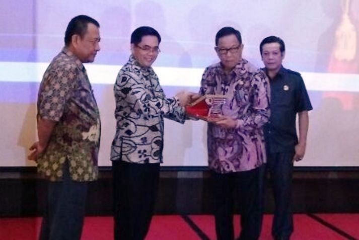 CENDERAMATA - Kepala Badan Penelitian dan Pengembangan Industri (BPPI) Kemenperin Haris Munandar menerima cenderamata dari Bupati Muara Enim Muzakir Sai Sohar seusai penandatanganan MoU tentang Penelitian dan Pengembangan serta Penerapan Teknologi Industri Hilir di Muara Enim, Sumatera Selatan, 20 Oktober 2016. (tubasmedia.com/ist)