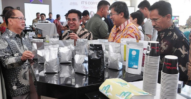  MENINJAU STAND - Dirjen Industri Agro Kemenperin Panggah Susanto didampingi Direktur Industri Minuman, Hasil Tembakau, dan Bahan Penyegar Kemenperin Willem Petrus Riwu (kanan) serta Manager PT Taman Delta Indonesia Mulyono Soesilo (kedua kanan) meninjau stand peserta pada Penyelenggaraan It’s Coffee Day: No More Buffering dan Perayaan Ke-2 Hari Kopi Internasional di Indonesia di Semarang, Jawa Tengah, 01 Oktober 2016.-tubasmedia.com/ist 